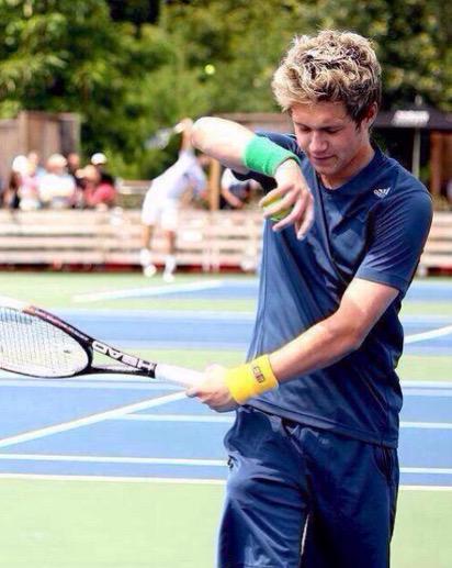 flopyvalle's tweet photo. NIALL PLAYING SPORTS DAMN 😍 http://t.co/ucRAJ5OXWv