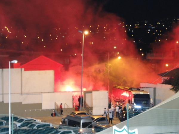 VitorBernardes9's tweet photo. Isso sim é torcida, INFERNO ALVINEGRO!!

#EuAcredito 
#AtleticanoSegueAtleticano 
👇👏⚫⚪🐓👏 http://t.co/bed6xKXv0i