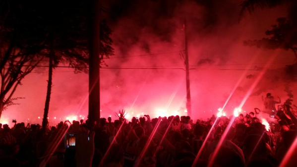 VitorBernardes9's tweet photo. Isso sim é torcida, INFERNO ALVINEGRO!!

#EuAcredito 
#AtleticanoSegueAtleticano 
👇👏⚫⚪🐓👏 http://t.co/bed6xKXv0i