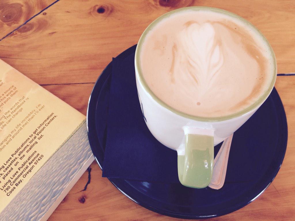 fiizzzle's tweet photo. Coffee music reading perfect http://t.co/k5iZe8xGsU
