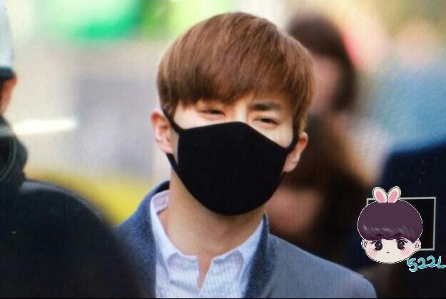 suho_522L's tweet photo. 150410 뮤직뱅크 출근길 #수호 #suho
내가 반건조 오징어처럼생긴건 이 눈빛에 말라죽었기 때문이다. -오늘의일기 http://t.co/gJnGPb54rC