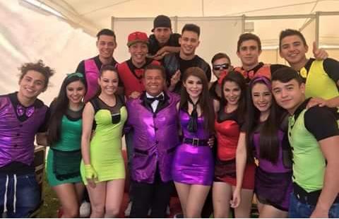 acabate37808492's tweet photo. La gran familia de #acabatelo 😁✌ @multimediostv http://t.co/4D9JRkzEg0
