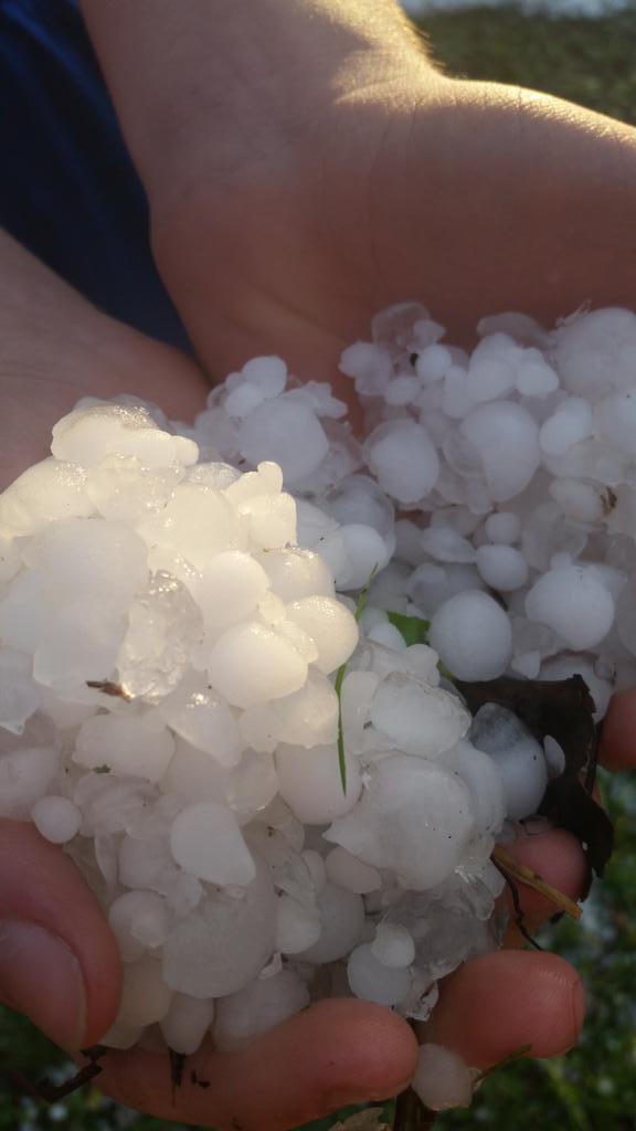 jllamby's tweet photo. @JimCantore @WSAZJoshFitz @ChrisBaileyWKYT Ashland, Kentucky hail storm http://t.co/JqHQxjbcwa