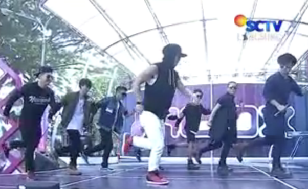 akulucu____'s tweet photo. "@InboxSCTV_: Seru banget nih @yannusworld ajarin beberapa gerakan @SMASHindonesia #5TAYWITHSMASH #INBOX5thSmash http://t.co/sdM0S5QMZG"
