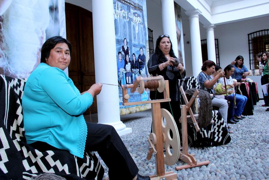 El trabajo de tejedoras artesanales llega por primera al retail - http://t.co/0eqe8SvYug http://t.co/FoI3SILWSc