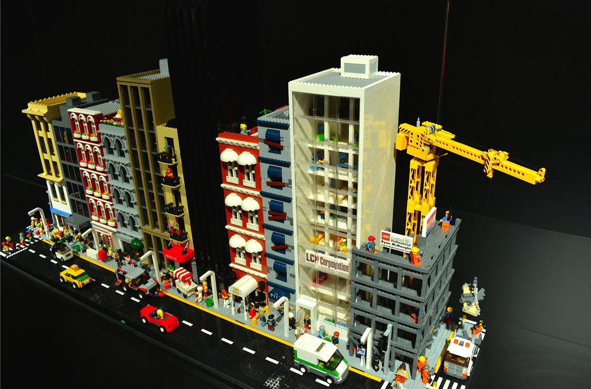 _TheBrickman's tweet photo. Did you know? It took #RyanMcNaught approximately 25,000 pieces and 80 hours to build this New York street scene! http://t.co/QZtmEh5D5i