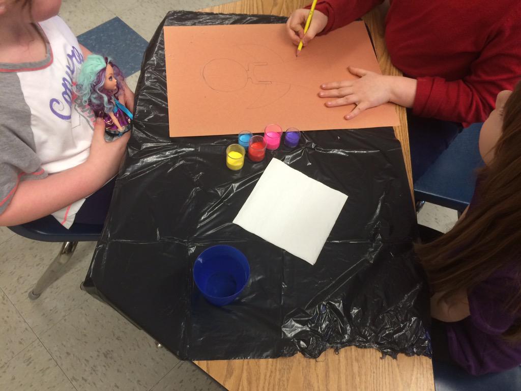 sherrymurphy76's tweet photo. @ChildCareYMCA SH children creating masterpieces! #Ilovemyjob http://t.co/b7jxVghOE2
