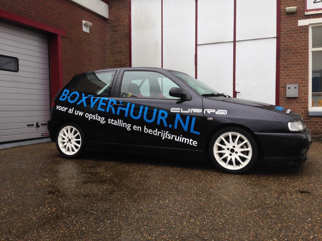 Boxverhuur rallyauto klaar om reclame te gaan maken