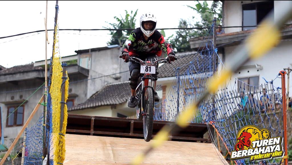 Maranbunta's tweet photo. Selamat pagi. holy friday salam jemping dari kami #turenberbahaya http://t.co/WviSrxmFRL