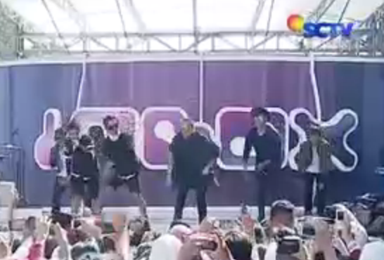 "<a href="/InboxSCTV_/">Inbox SCTV</a>: Hello! Yuk nyanyi bareng <a href="/SMASHindonesia/">SMASH Indonesia</a> #5TAYWITHSMASH #INBOX5thSmash "