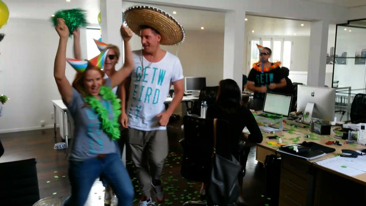 downlowconcept's tweet image. Just had the most weird but lovely gifting of confetti and cookies from @WeirdlyHub - HAPPY BIRTHDAY