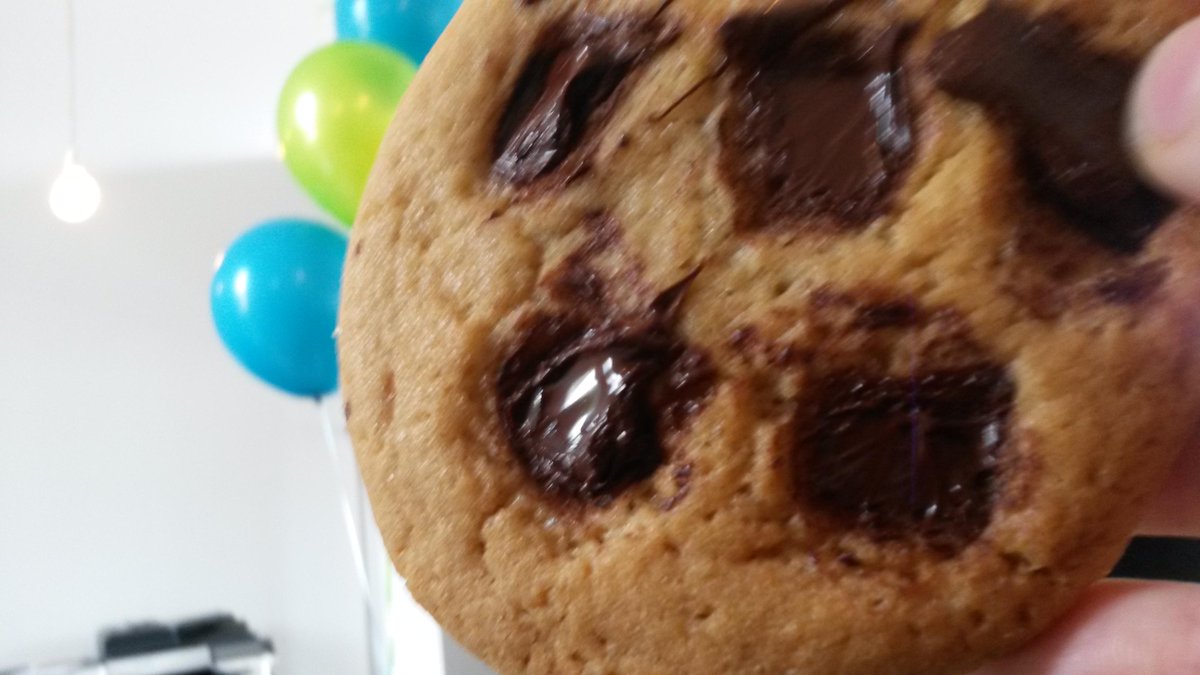 downlowconcept's tweet image. Just had the most weird but lovely gifting of confetti and cookies from @WeirdlyHub - HAPPY BIRTHDAY