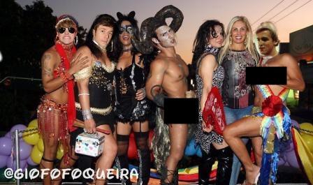 giofofoqueira's tweet photo. MELHOR MOMENTO DE TODOS: PARADA GAY DA FAVELITY 2011!! #McFlyMemory http://t.co/KdAIWbIb5f