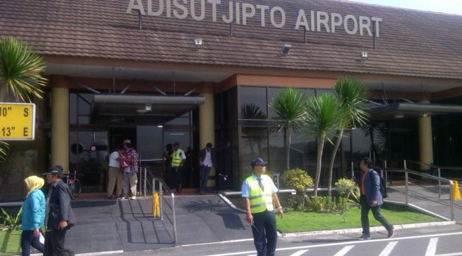liputan6dotcom's tweet photo. Pengelola Bandara Adisutjipto Antisipasi Penyusup Roda Pesawat http://t.co/LGC9UjmLQF http://t.co/2LCFIG514U