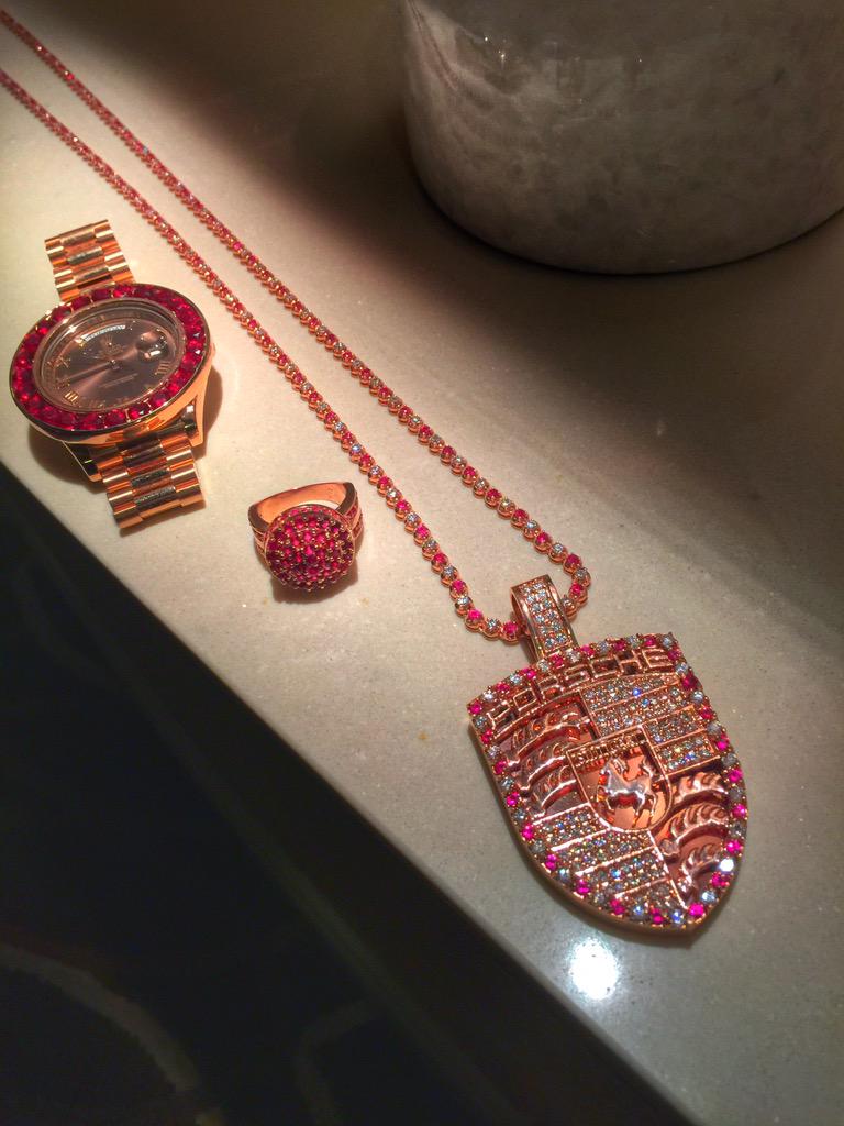 JODYHiGHROLLER's tweet photo. i GOT 7 WATCHES BUT i STiLL AiNT GOT NO TiME TO PLAY GAMES http://t.co/SVBHwnuWKO