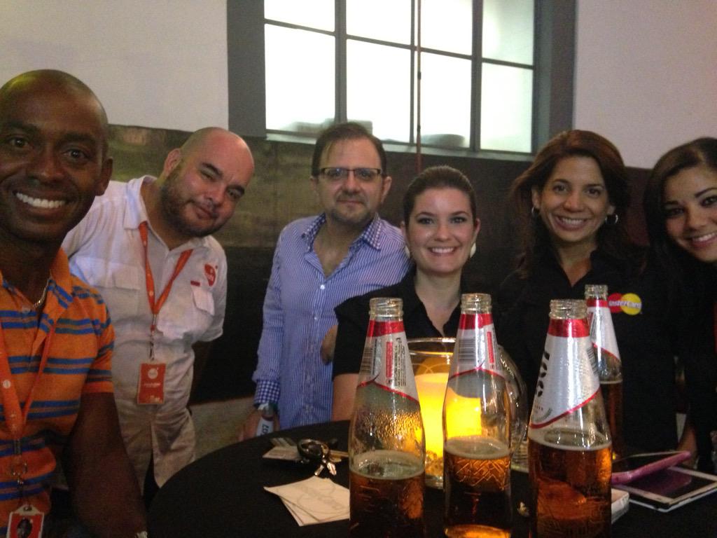 Gapabipi's tweet photo. El equipo de @RootsLatam #cineastaspriceless http://t.co/9qOWYczTbC