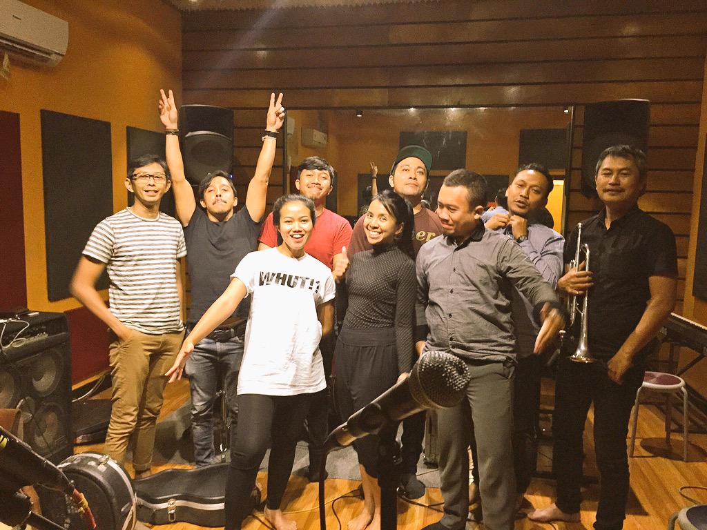 arinaephipania's tweet photo. Nanti malam jgn lupa datang ke rolling stone cafe jkt..Mocca bakal bawain 20 lagu lho! On stage 20.30..see you there! http://t.co/8PsW09nqGT