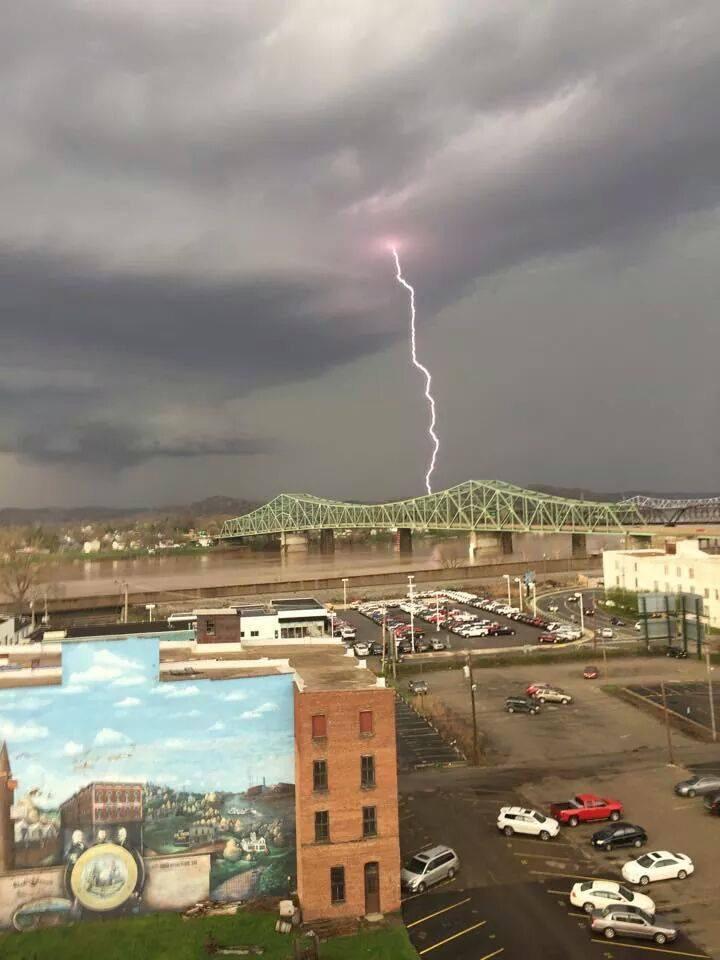 Lia22Z's tweet photo. @BobVanDillen check out this picture from tonight, taken by Kathy Sims in Parkersburg, West Virginia http://t.co/IPBLHTVual