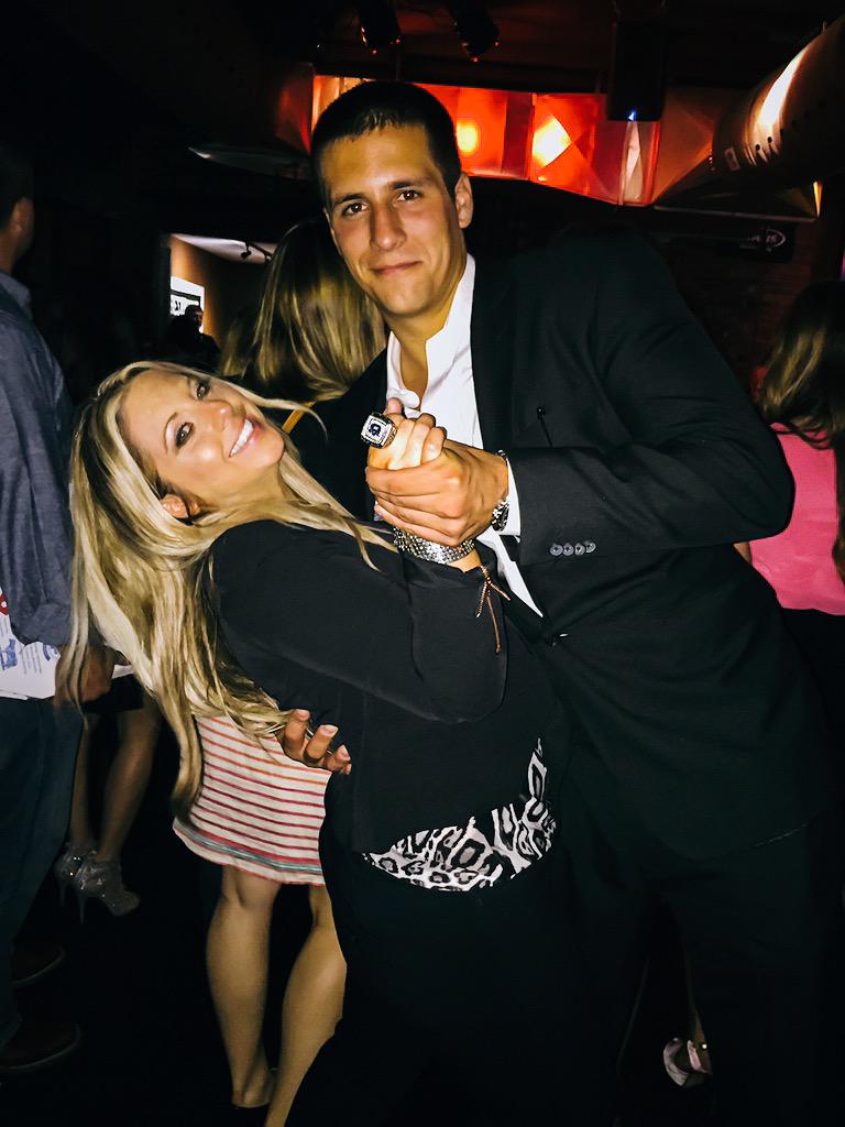 Lorrie_Bradshaw's tweet photo. When A quarterback for #auburn puts #SEC championship ring on my finger & asks me to dance & #DoesADip #ImAVolFan Lol http://t.co/Lx9GdadsLm