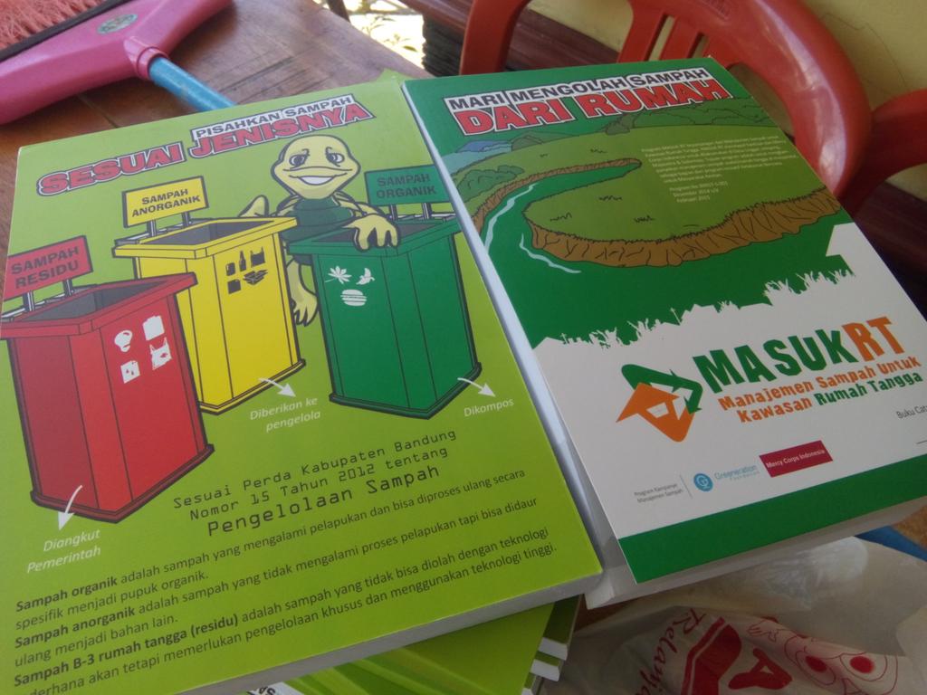 greenerationid's tweet photo. #MasukRT Bersama warga membuat sistem dan manajemen sampah skala rumah tangga. Kurangi, pilah lalu kompos organiknya http://t.co/HR1GE4EAcX