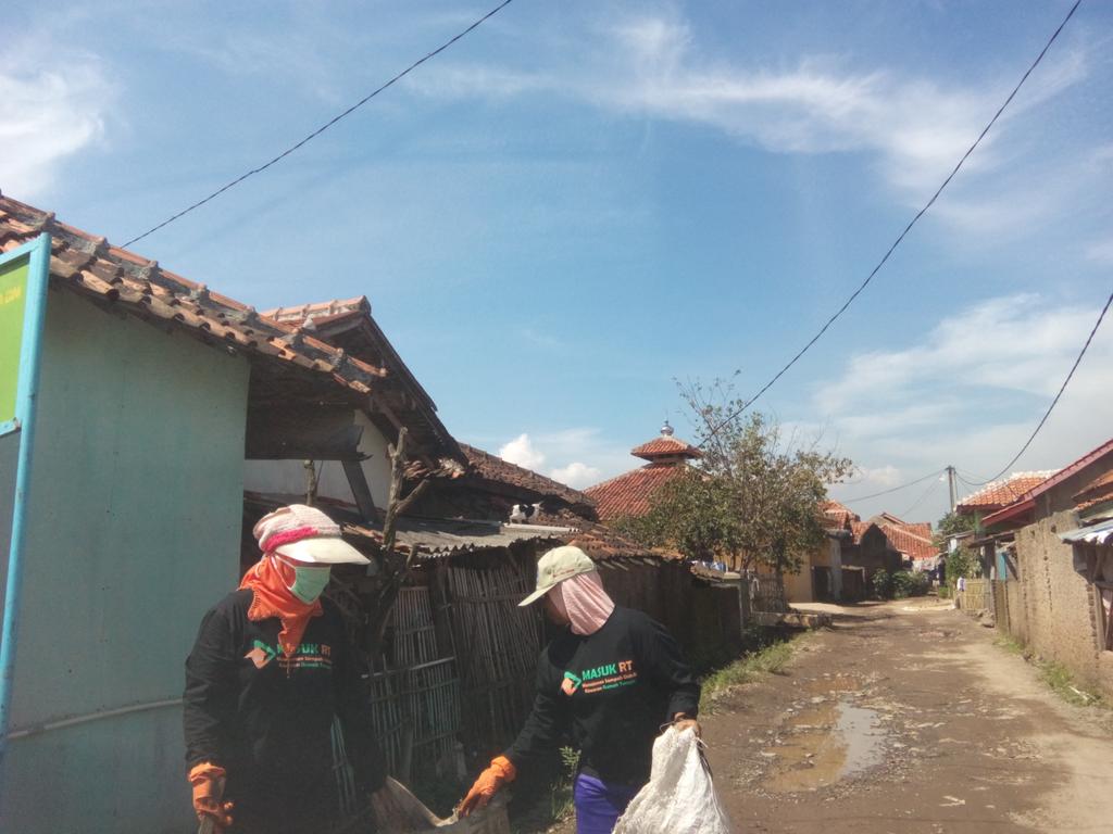 greenerationid's tweet photo. #MasukRT Bersama warga membuat sistem dan manajemen sampah skala rumah tangga. Kurangi, pilah lalu kompos organiknya http://t.co/HR1GE4EAcX