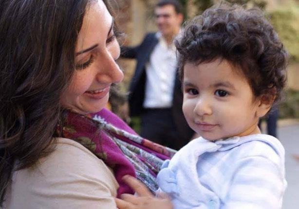 مذيعة مصرية، تحمل ابنها المريض أثناء لقاء على الهواء، وبدلا من مكافأتها، هاجموها.
تحية تقدير لك أيتها الأم المكافحة❤️