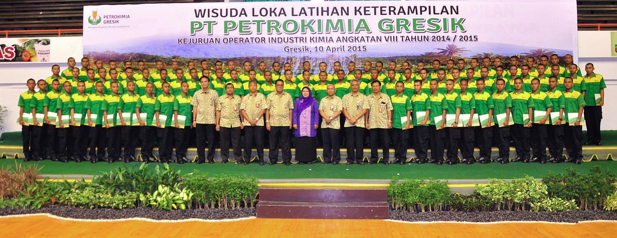 petrogresik's tweet photo. Selamat Kepada 93 siswa Lolapil jurusan industri kimia angkatan VII yg diwisuda lgs oleh Dir, SDM&amp;Umum hari ini http://t.co/blCaHf4XE4
