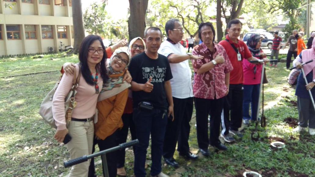 nanantriyani's tweet image. Sosori (satu org satu lbg Biopori) brsama Wawalkot &amp;amp; Sekre Kehutanan &amp;amp; Kep Pusarpedal @BPLHKotaBogor  @PemkotaBogor