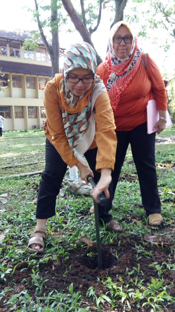 nanantriyani's tweet image. Sosori (satu org satu lbg Biopori) brsama Wawalkot &amp;amp; Sekre Kehutanan &amp;amp; Kep Pusarpedal @BPLHKotaBogor  @PemkotaBogor