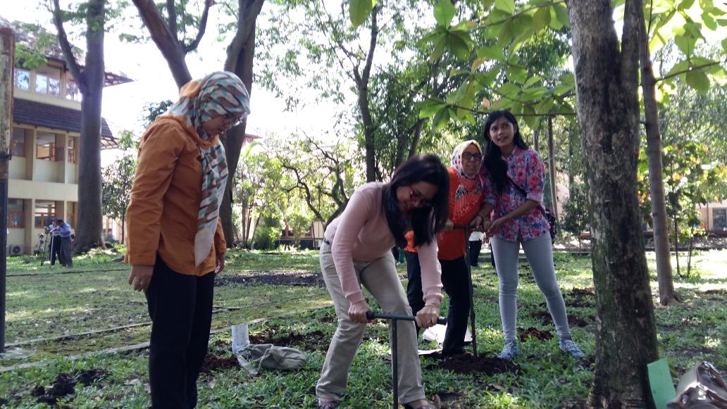 nanantriyani's tweet image. Sosori (satu org satu lbg Biopori) brsama Wawalkot &amp;amp; Sekre Kehutanan &amp;amp; Kep Pusarpedal @BPLHKotaBogor  @PemkotaBogor