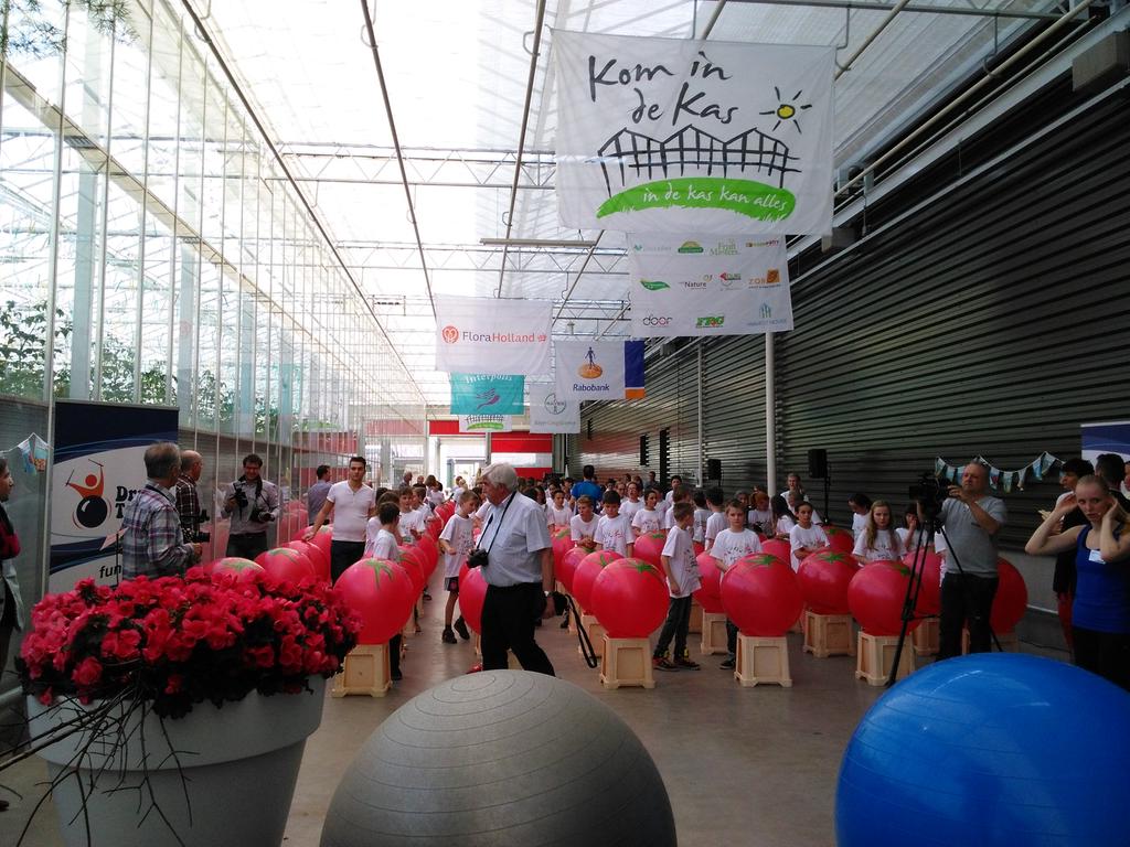 FloraHolland's tweet image. Impressie feestelijke opening van Kom in de Kas met basisschoolleerlingen en Monique Smit youtu.be/R7t0YJgisnc