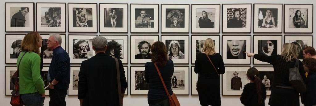 In <a href="/gemeentemuseum/">Gemeentemuseum</a> vliegen de iconische zwart-wit portretten van Anton Corbijn je om de oren: cleeft.nl/kunst/recensie…