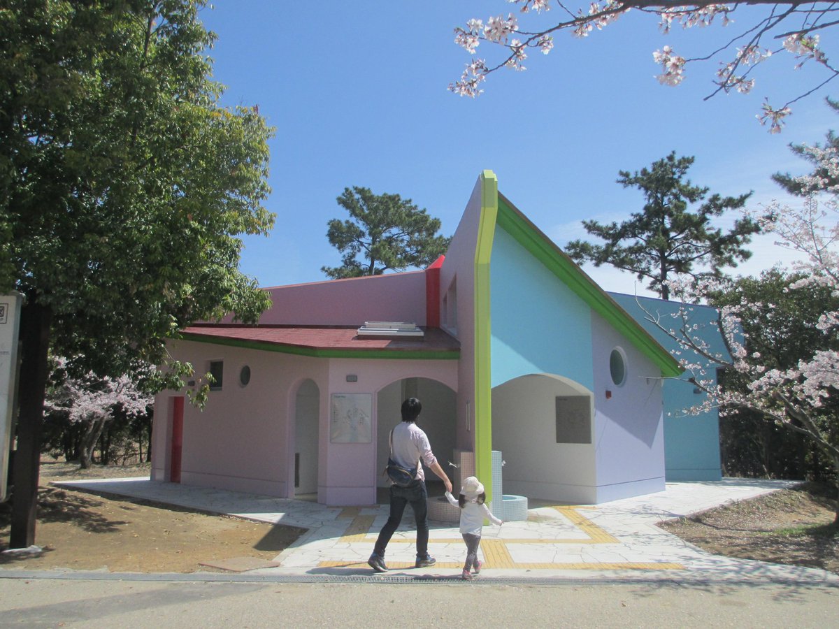osotoweb's tweet photo. @parkykun 【トイレ完成のお知らせ】園内が賑わうこれからの季節に嬉しいニュース！服部緑地で人気の遊具がいっぱいの「こどもの楽園」に新しい「さくらトイレ」が完成しました！ピンク色が女性用、水色が男性用だよ。  #osotoweb http://t.co/fAlxKHKLs1