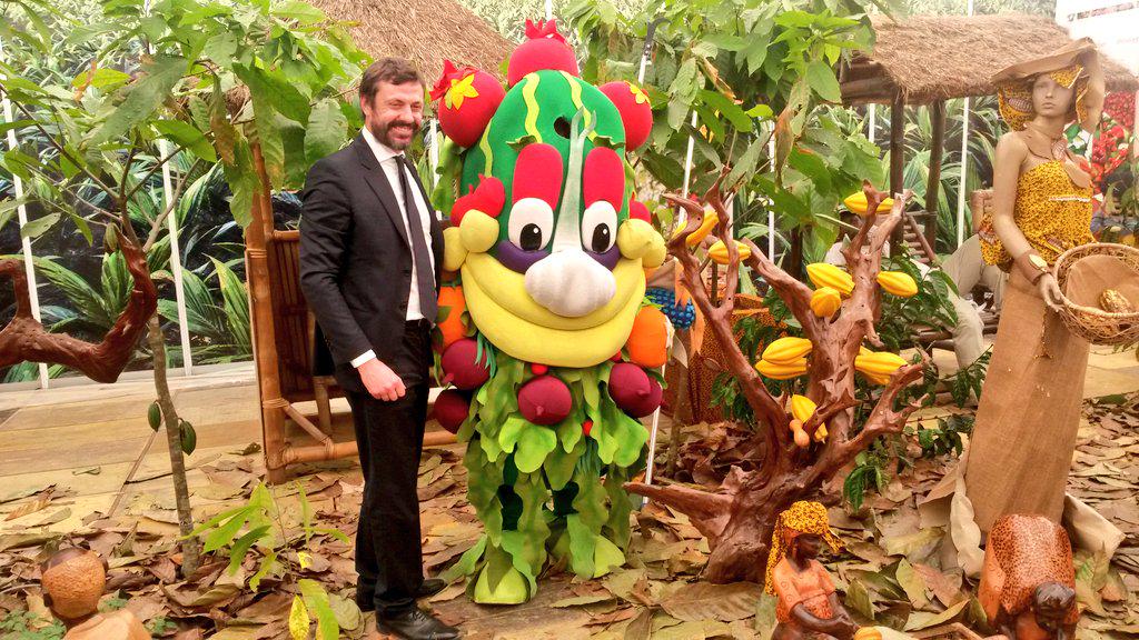 AratAlina's tweet photo. @EdoardoAlzetta and #foody promoting #Expo2015 together with #cocoacluster & #cotedivoire http://t.co/O7sqNRSjxx
