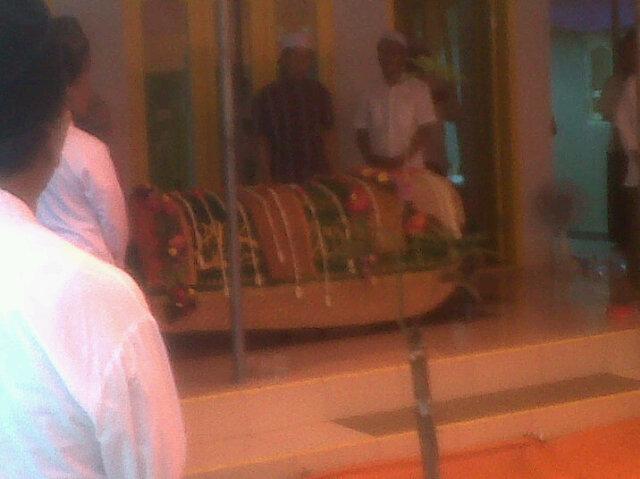 Selamat jalan kakek KH.basyir..semoga amal ibadahmu di terima di sisinya ya kek..wangi sekali badan mu kek..