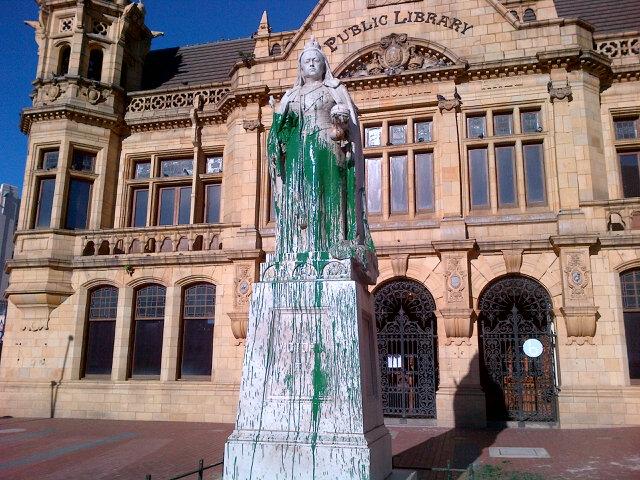 Queen victoria statue vandalized in port elizabeth