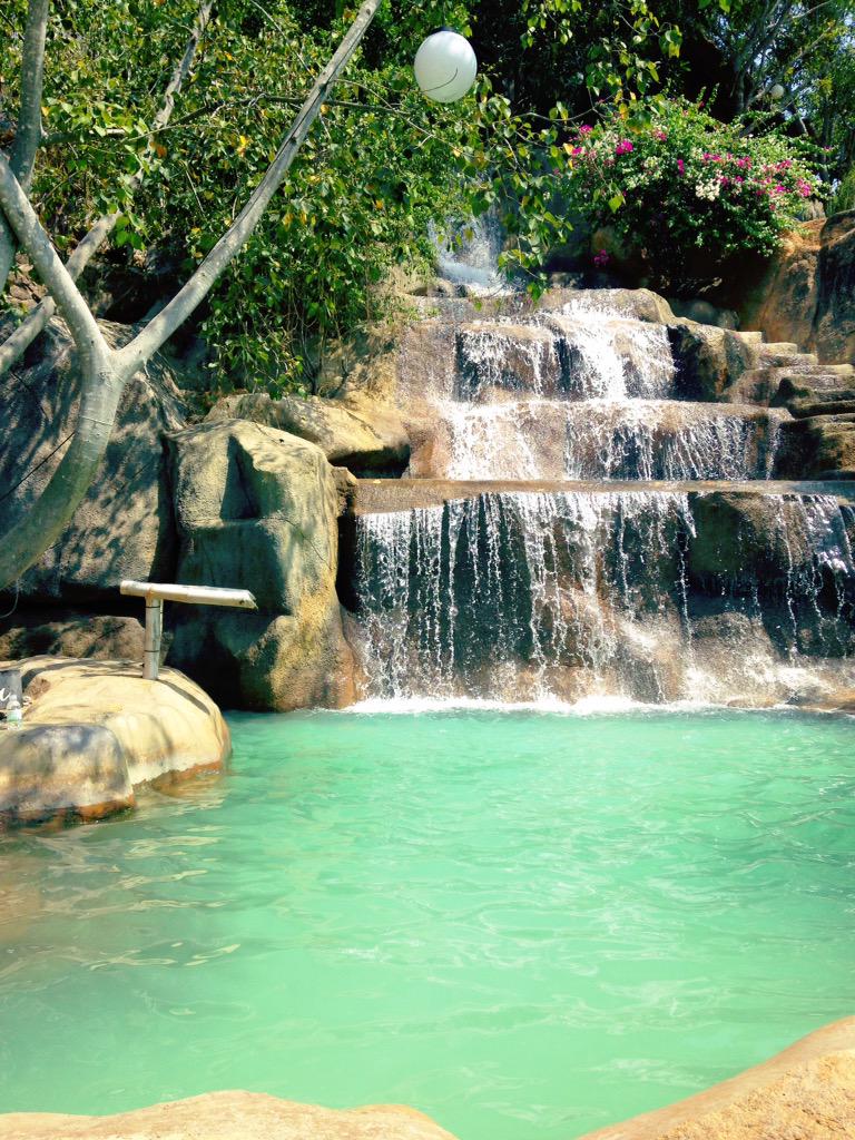 vivanthitang's tweet photo. worried about how 2 spend my time waiting for my flight. then THIS. don't mind if i do! #iresort #nhatrang #vietnam http://t.co/qOlbSMdoAo