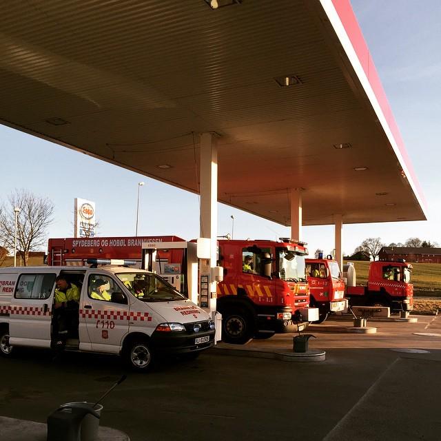 AFireStation's tweet image. Found this cool photo, not mine Tanking etter øvelse. #forrest #fire #forrestfire #firetruck #gas #gasstation #red …