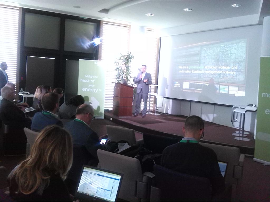MuyEventos's tweet photo. Frédéric Abbal nos habla en París sobre los problemas del sistema de paneles solares. La clave, aumentar su eficacia. http://t.co/jJGTOo3yE9