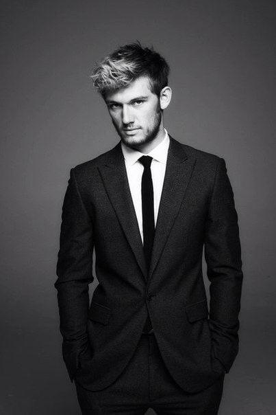 Happy birthday to this beautiful man named Alex Pettyfer 