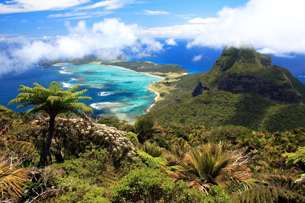 The_World_TH's tweet photo. เกาะ Lord Howe ตั้งอยู่ทะเลแทสมัน ได้รับขนานนามว่า 'เกาะที่สวยที่สุดในทะเลแปซิฟิก' เปิดให้เข้าเกาะปีละ 400 คนเท่านั้น http://t.co/e4bu7MpRJj