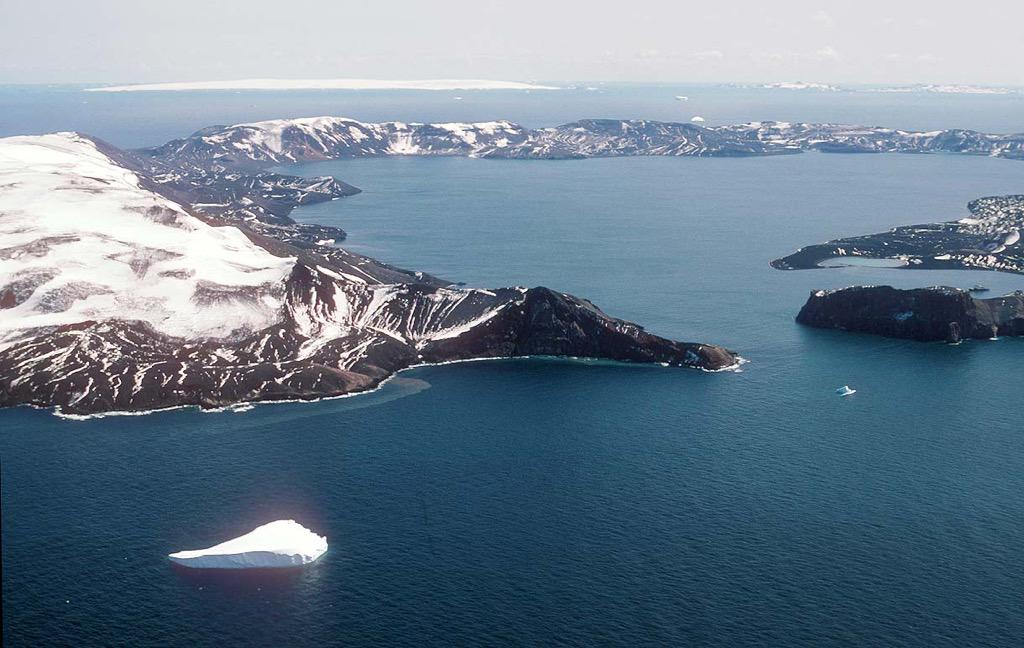 The_World_TH's tweet photo. Deception Island หมู่เกาะที่มีภูเขาไฟที่ยังครุกรุ่น อยู่ทางใต้ของแอนตาร์กติก มีเพนกวินนับร้อยตัวและบ่อน้ำพุร้อนมากมาย http://t.co/1uODPaxaT6