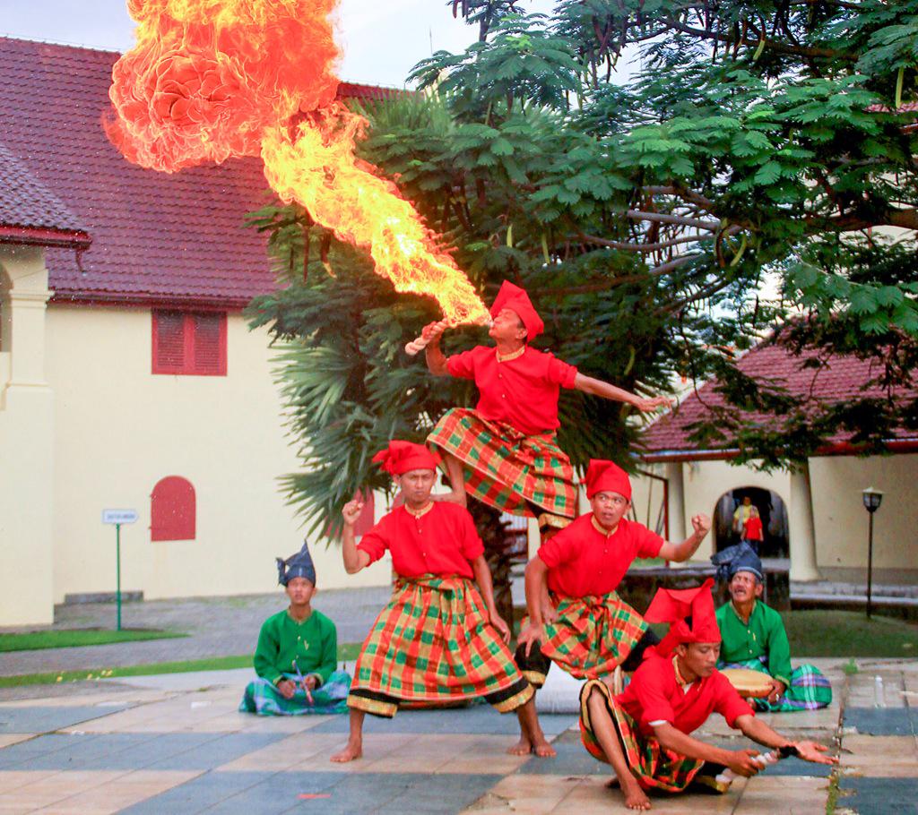 NFF_FEBUI's tweet photo. Ini merupakan salah satu penampilan dari Tari Pepe-Pepeka Ri Makka #AnakMudaCintaBudaya #9thNFF http://t.co/i9c7rP7aIX