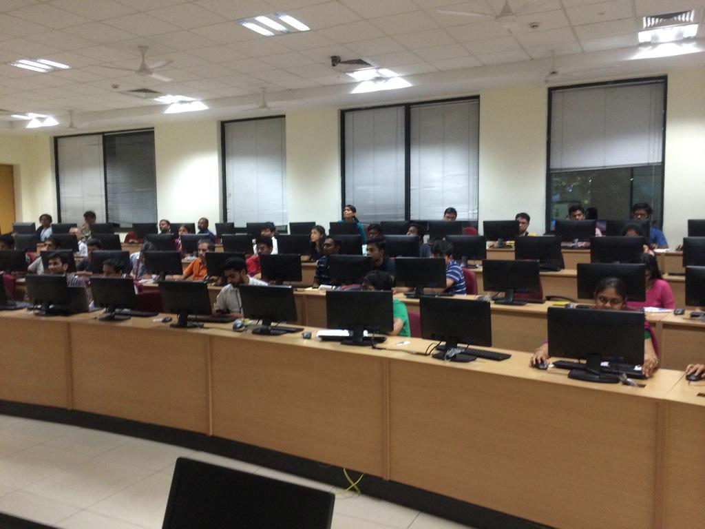 Pratik_Munot's tweet image. Full house Infosys #GoLightningFast #LightingDevWeek