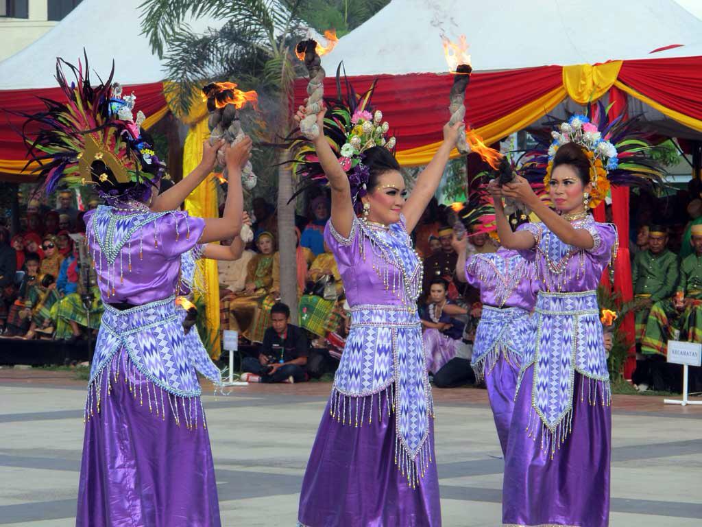 NFF_FEBUI's tweet photo. Kalau yg ini adl foto ketika penari perempuan sedang beraksi. Menantang yah ;) #AnakMudaCintaBudaya #9thNFF http://t.co/h6ZsJKB80i