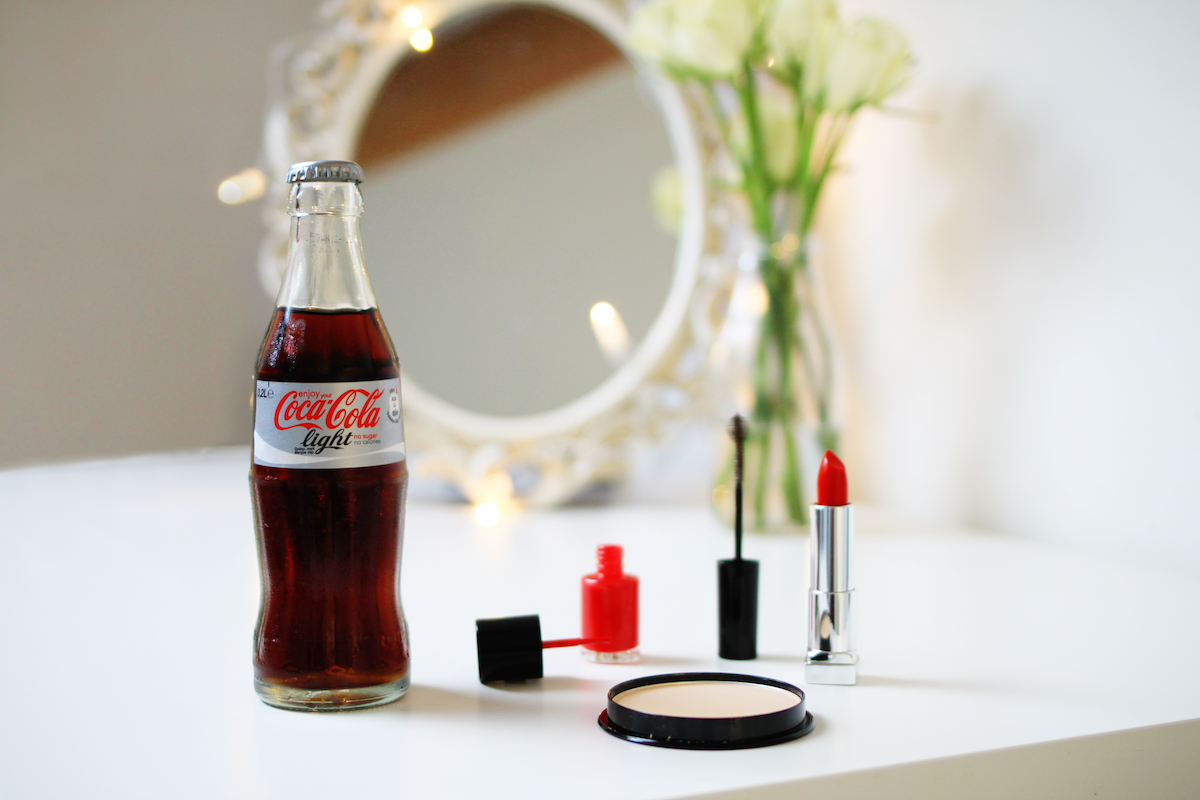 CocaColalightFr's tweet photo. Maquillage : OK ! Coiffure : OK ! Coca-Cola light : OK ! Qu'est-ce que vous avez de prévu pour ce vendredi soir ? http://t.co/9cnGFSZMys