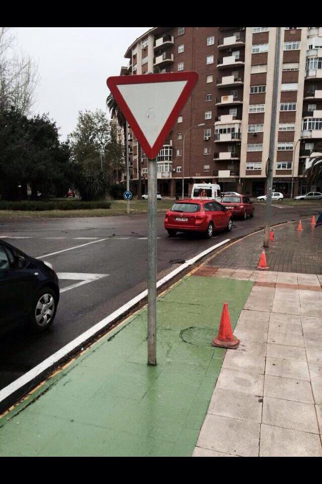 El <a href="/aytodebadajoz/">Ayuntamiento Badajoz</a> se ríe de todos los pacenses ¡97.000€ ha costado este carril bici! #HayQueEcharlos #HayAlternativa