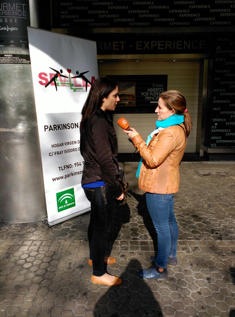parkinsonSEV's tweet photo. Ya estamos en las calles de Sevilla @zoidoalcalde @juanbuenopp Acercaros a nuestras mesas. Gracias a tod@s!!! http://t.co/MznPFI6YTM