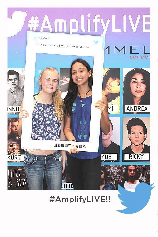 thisisamplify's tweet photo. Look at these bae's in our #TweetBooth! Make sure you drop by for a 📷#AmplifyLIVE http://t.co/aKWi57oIAF