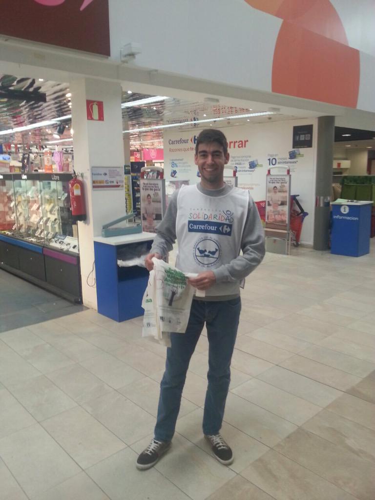 CMGuadaira's tweet photo. Aquí están nuestros residentes en Carrefour participando en la operación kilo. @juangallardo95 @FTN11 http://t.co/rhAayJi7Ln